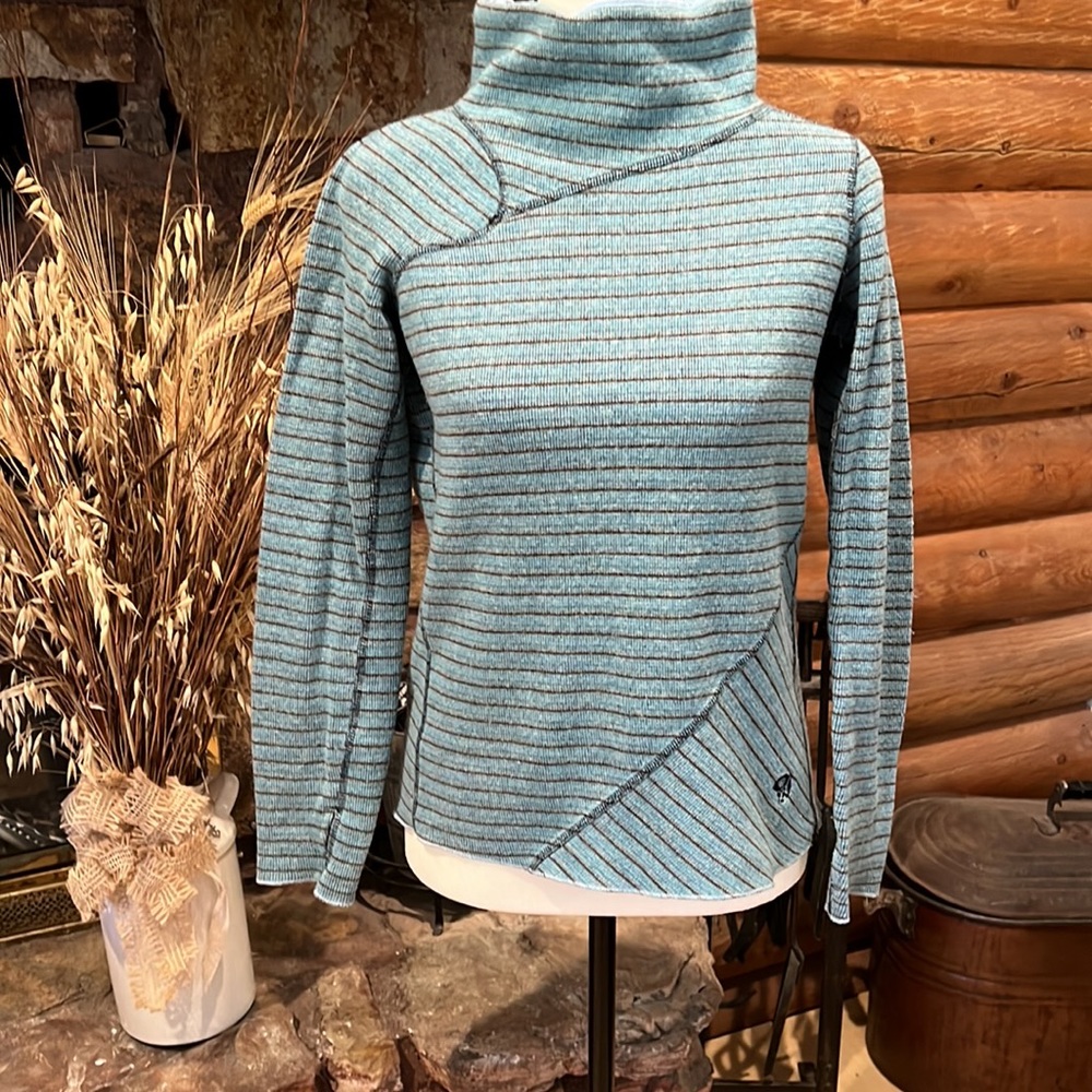 ❄️ EUC - Mountain HardWear Sweater!
